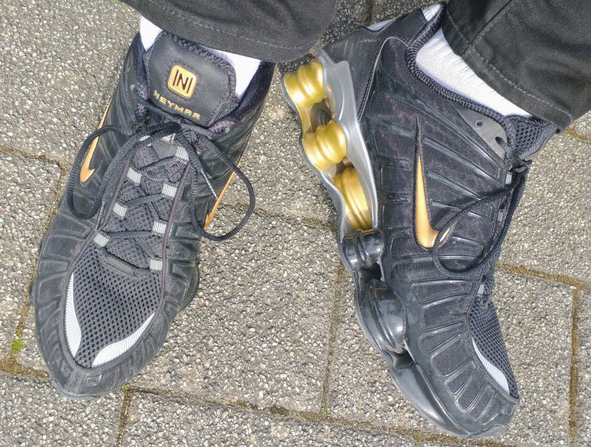 SkaterFozze's tweet photo. Yeah #tgif 🤘🍹
Wearing my #nikeshox #neymar edition today 😉
@AIphaCashMaster thinks they need a tongue to become clean and shiny again 🤔🤪
What do you think guys? 😋
#skaterfozze #nike #gaynike #gaysneakers #woyf #sneakers #proll #scally #kiffeur #sneakersfetish https://t.co/vi9ahH0P5C