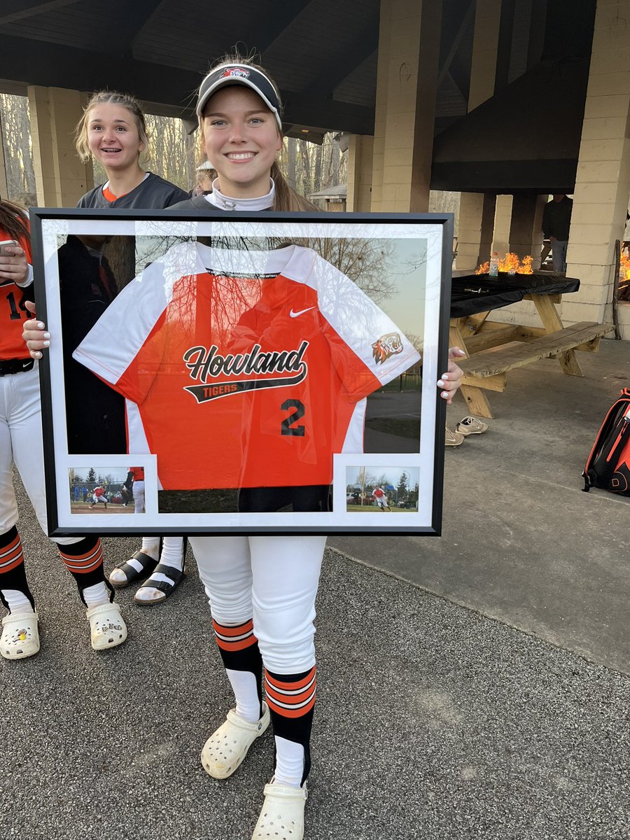 JenSindledecker's tweet photo. Such a special night with my people. I’ve learned so much throughout the past 4 years of high school and I can’t wait to learn more at college. Couldn’t thank everyone enough for all of the support these past 4 years🥎❤️ #gocards @OtterbeinSports @HowlandHS https://t.co/AnUTu2a5qK