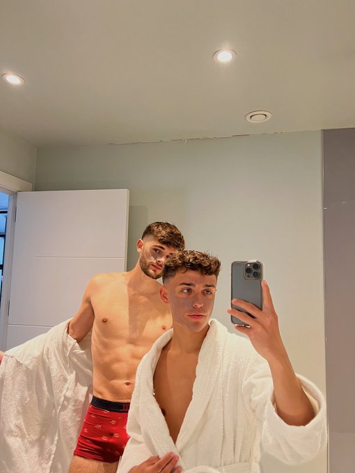 Convinced my Grindr date to do face masks with me ?? https://t.co/qsr7dl0B2s