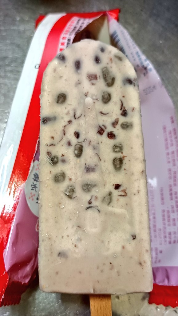 WunHongYi's tweet photo. 義美另一款家庭號冰棒，一盒5入。看到情報說在大潤發(RT-Mart)也有販售。

相較於上一款的綠茶QQ雪糕，這款冰棒外觀比較普遍，不過黑糖珍珠跟紅豆的份量則是相當地多。

#義美黑糖珍珠紅豆冰棒
#義美食品
#義美
#IMEI
#家樂福
#Carrefour
#大潤發
#RTMart
#photo from SAMSUNG A22 https://t.co/0S3iW3sngk