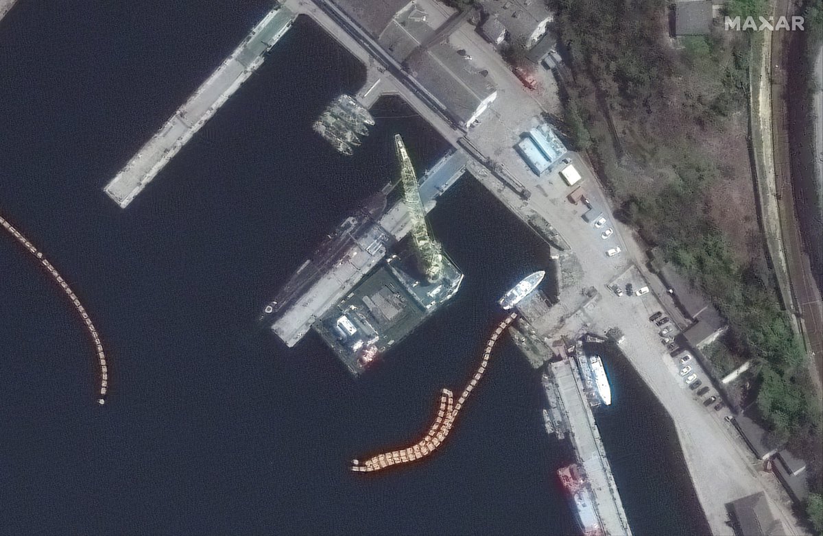 oskigutuitter's tweet image. Imagen de satélite que nos llega de @maxar q muestra las maniobras de carga de munición en un submarino en el puerto de Sebastopol #Crimea #OSINTUkraine