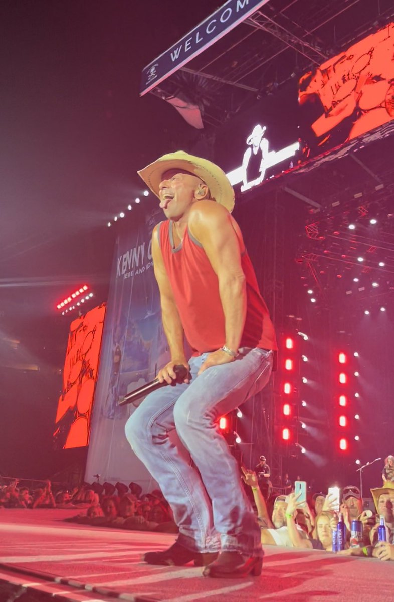 MHambidge's tweet photo. @kennychesney @noshoesnation #WeDo  the energy exchange was insane in the most amazing way Thank you @kennychesney for sharing your love with us! https://t.co/vtm2eel8Oc