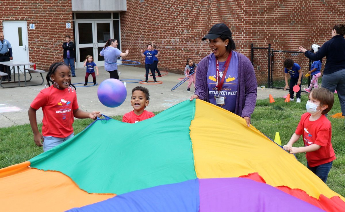 Students from #SalemVA Preschool programs at G.W. Carver and East Salem elementary schools gathered at East Salem this morning for a day of high energy outdoor activities. #TinyFeetMeet #SampleSalem