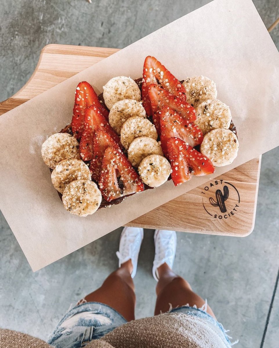 Our Sweet Tooth 🤤 

🍓Dark chocolate peanut butter 
🍌sliced bananas
🍓strawberries
🍌hemp seeds
🍓raw organic honey
🍌cinnamon

This one is an all time fav! 

#brunch #lasvegas #lasvegasrestaurants #cutecafe #avocadotoast