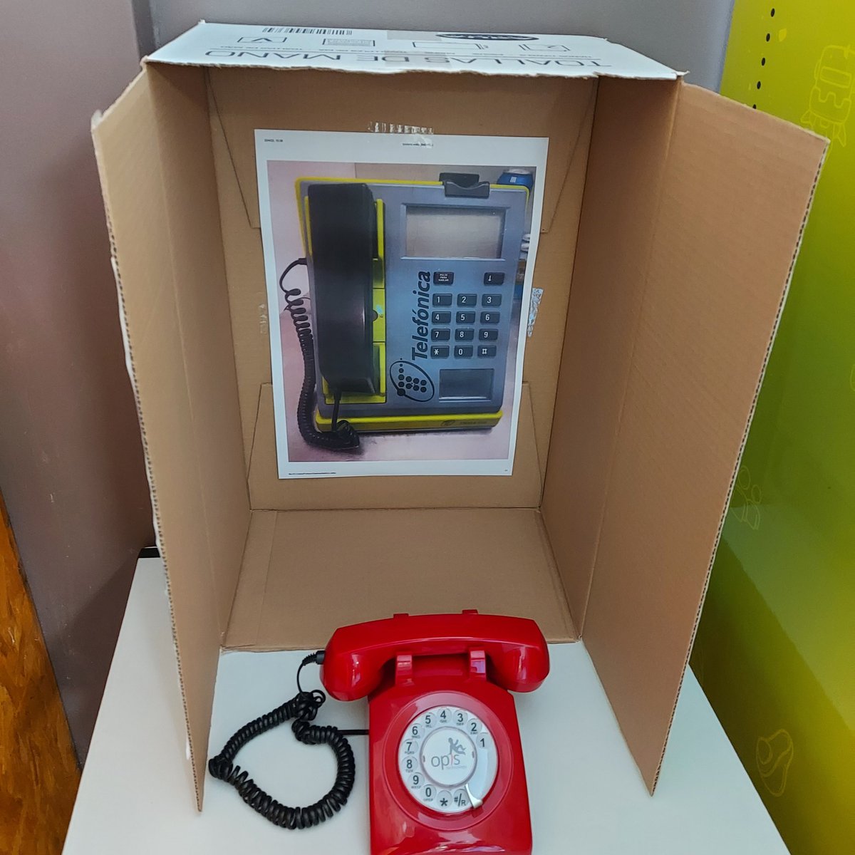 Semana llena de poesía en <a href="/veredas21/">Las Veredas</a> La cabina poética llenó de poesía las casa de nuestras familias a través del teléfono.  <a href="/naftalinaflus/">Natalia mendez</a> #semanadellibro