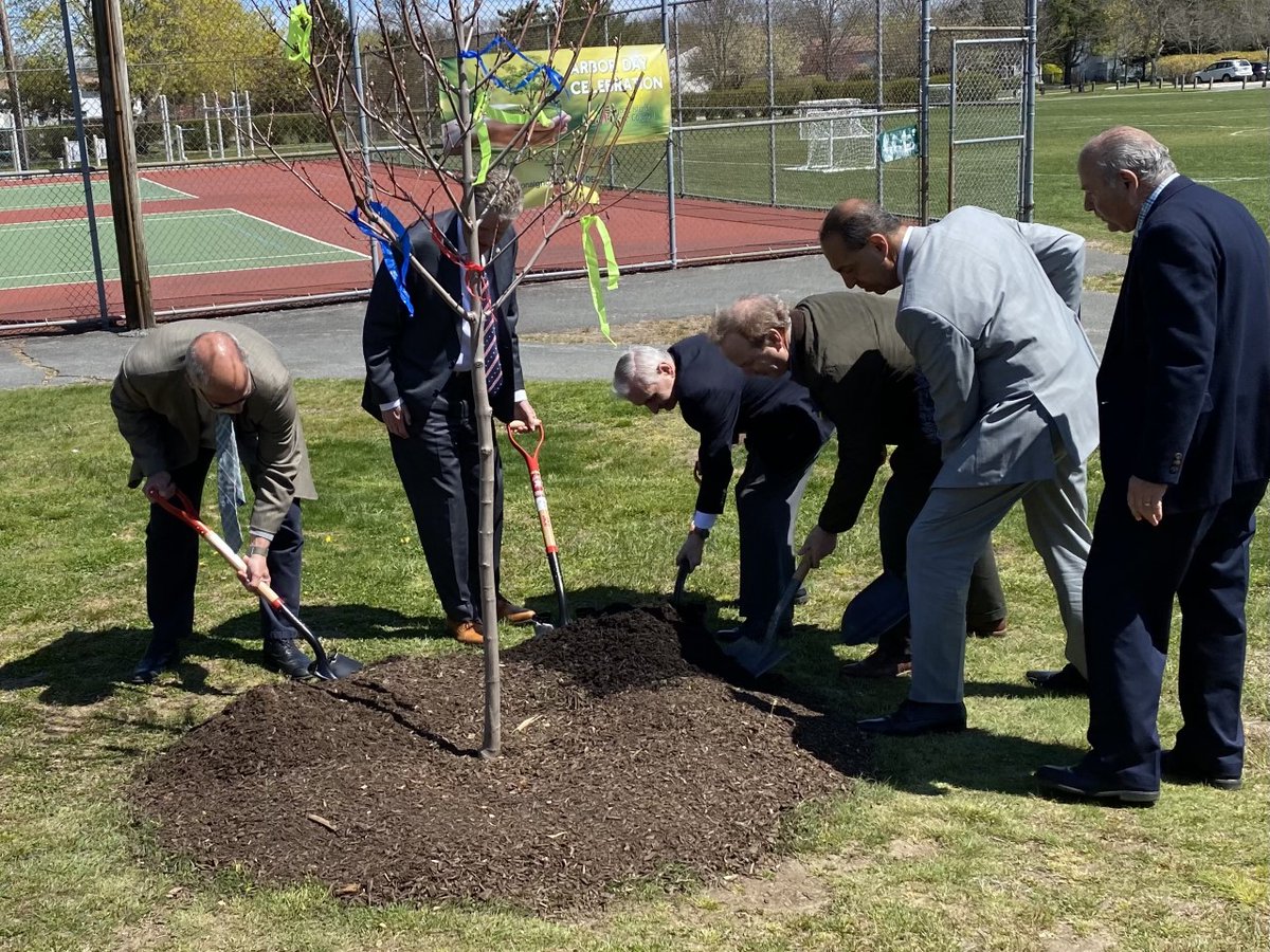 nationalgridus's tweet image. Happy Arbor Day! This morning we were excited to team up with @RITreeCouncil and Rhode Island leaders to help plant 12 new trees in Wilson Park @NorthKingstown. 🌳 🌲 🌳 #ArborDay #GreenerGrid