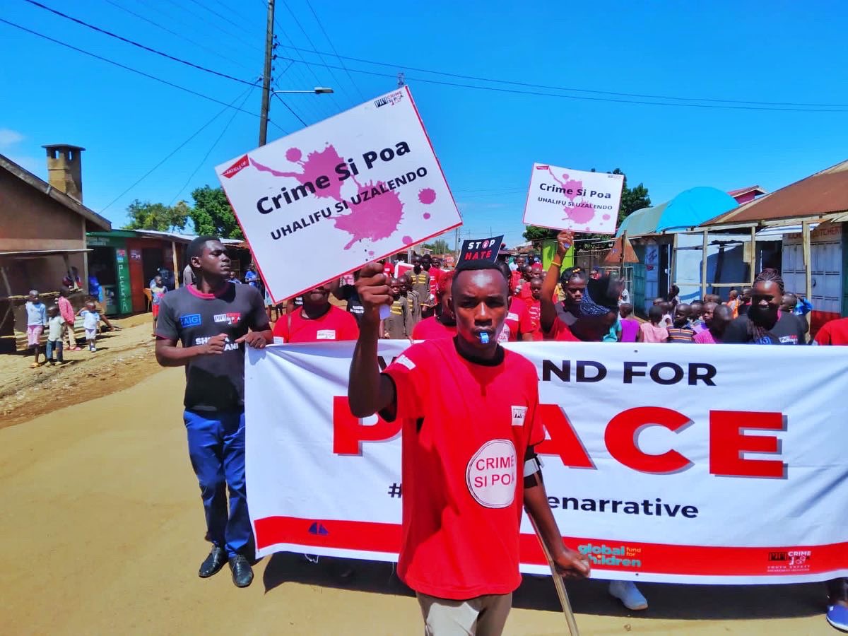 CrimeSiPoaKenya's tweet photo. Earlier today, youth in Manyatta and Kondele areas in Kisumu city held a crime and peace awareness campaign as they took a stand against crime and violence.

#BuildingVoices
#CSPinKisumu 
#Peace https://t.co/7SwFqKXOv2