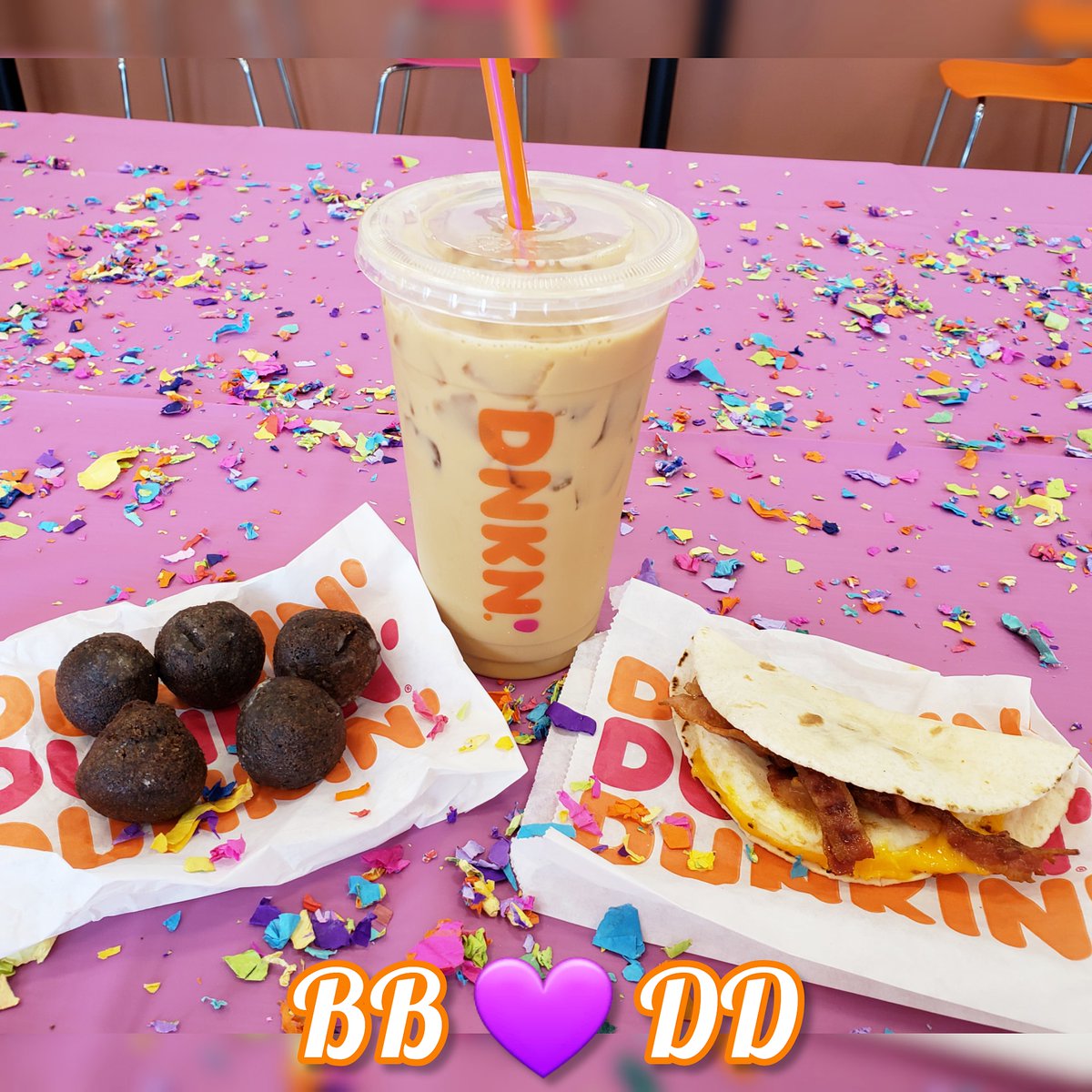 BBabushka's tweet photo. On the road since 6 am, time for a triple treat de @dunkindonuts.
#BBlovesDD
#icedcoffee #munchkins #eggwrap #bacon #keto #baconeggcheesewrap
#friday #FridayFeeling https://t.co/my4tjOcw59