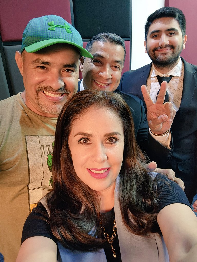 rociojimenez15's tweet photo. En sesión de fotos de @sinreservas620 con el maestro de la lente @Colladopalacios 📸 https://t.co/3ckJitXvQI