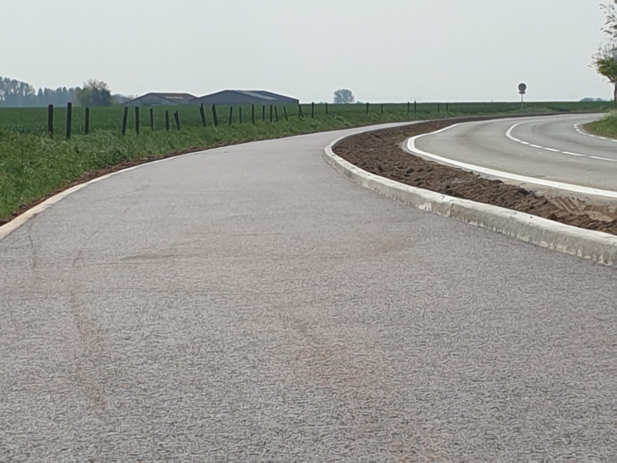 MatCorbillon's tweet photo. 🚴🚴♂️🚴♀️ Bienvenue à notre nouvelle piste cyclable entre #SainghinenWeppes et #Marquillies 🚴🚴♂️🚴♀️
👉1,6km pour se déplacer en toute sécurité.
👉Bonne route à tous 😉
👉Merci à la @MEL_Lille pour ce nouvel aménagement dans nos #Weppes 😊
#déplacements #modedoux #vélo #Mel #véloTaf https://t.co/QqnymXqmUP