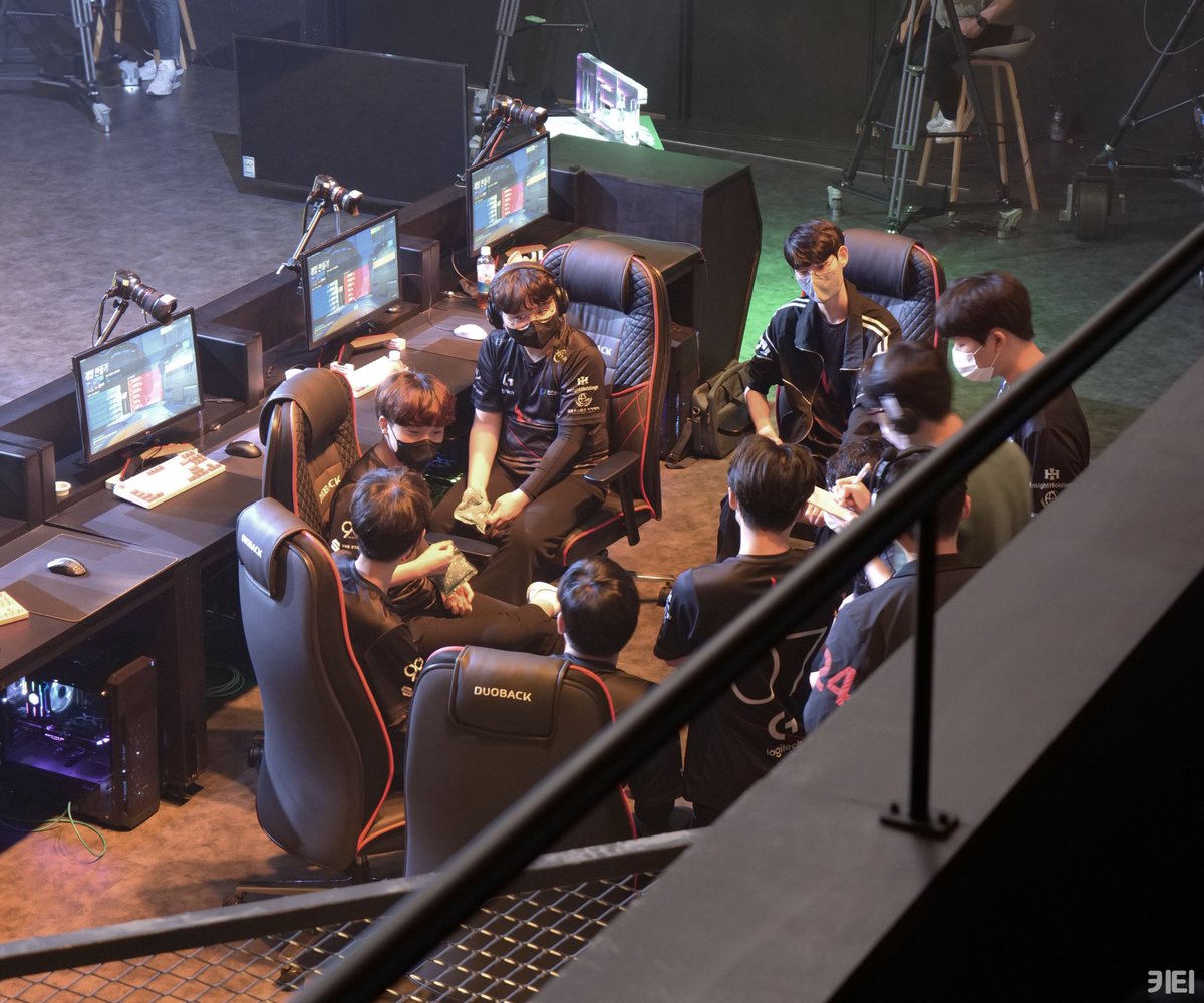 k2it2y's tweet photo. 220422 The Esports Night #WGS #WGSPhoenix
파이팅 넘치는 작전 타임💪!
#Hidden #Vulture #RpEN #GR4CE #LeGo #Sely https://t.co/igwfPm6idV