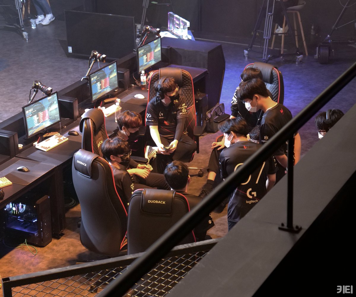 k2it2y's tweet photo. 220422 The Esports Night #WGS #WGSPhoenix
파이팅 넘치는 작전 타임💪!
#Hidden #Vulture #RpEN #GR4CE #LeGo #Sely https://t.co/igwfPm6idV