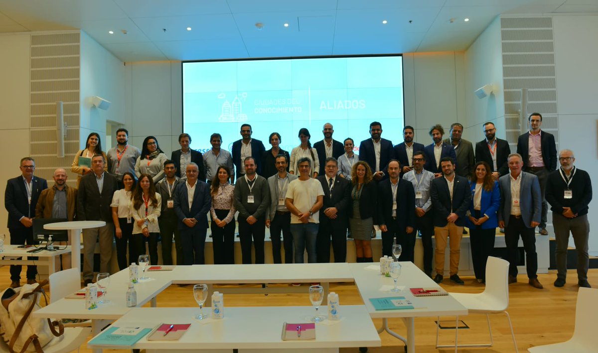 CessiArgenTIna's tweet photo. Lanzamiento de #CiudadesdelConocimiento
Intendentes y equipos de gobierno compartieron una charla con @bilinkis y @Santader_Ar como anfitrión.
@BlasBrice, VP de CESSI brindó detalles sobre #YoProgramoEnMiCiudad iniciativa q promueve fortalecer aspectos educativos p/ el 1er empleo https://t.co/X2YVvLXhwr