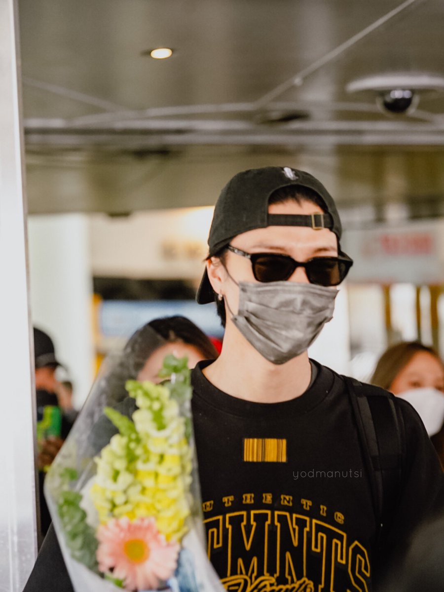 yodmanutsi's tweet photo. 220429 JFK 🛬

welcome to NYC 
ได้เจอจอนนี่ในรอบ 2 ปีคับ
ดีใจหลายยยยยย ไวบ์หนุ่มเมกันมาเลยยยยยย 
#NCT127 #JOHNNY #쟈니 #서영호 https://t.co/NuBddxReUh