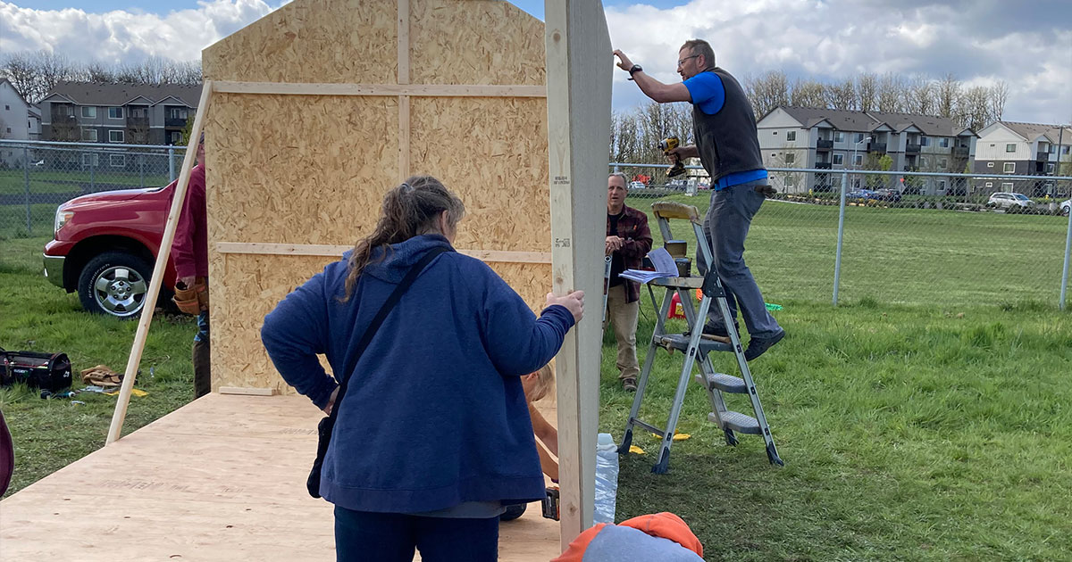 BarenbrugUSA's tweet photo. A couple of weeks ago, the Barenbrug USA team received approval and funding from the Helping with Hands Foundation to assist with a project that will benefit the Meadow Ridge Elementary School by developing a community garden! π
#HelpingWithHands #Community https://t.co/WMt2x0fDga