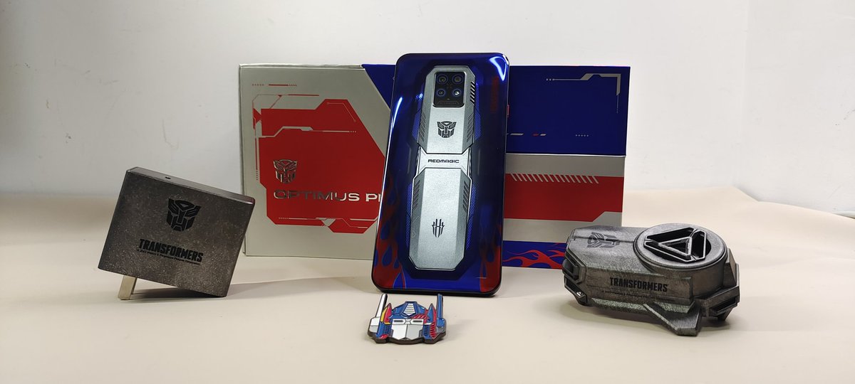 heling1682002's tweet image. #transformer x #redmagic7pro  edition on hand. @redmagicgaming #Hasbro @transformers