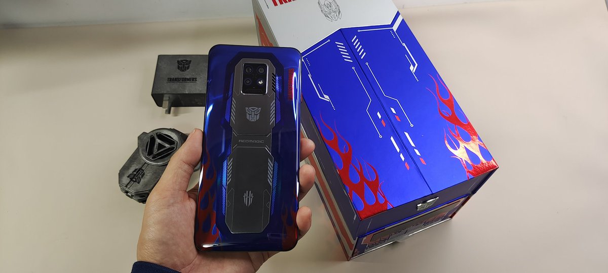 heling1682002's tweet image. #transformer x #redmagic7pro  edition on hand. @redmagicgaming #Hasbro @transformers