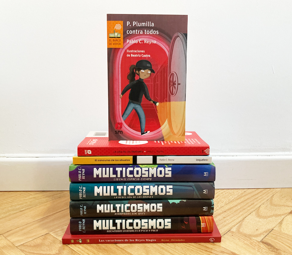 PabloCReyna's tweet image. Pues nada. «P. Plumilla contra todos», mi libro n.º 8, ya está en librerías. Y no sé si está feo que lo diga, pero es el libro del que me siento más orgulloso. 🥹 Hace cuatro años que quiero presentaros a Penélope, su protagonista.
bit.ly/3LxGoyL