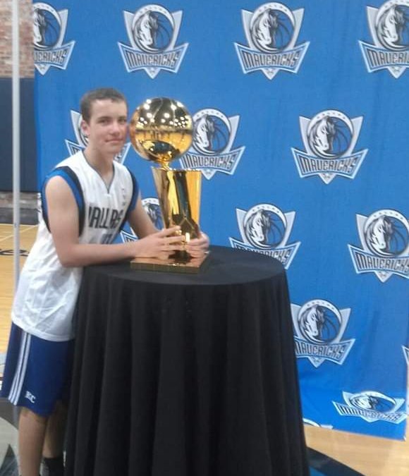 DavisonAbrantes's tweet photo. How I looked the last time Mavs won a playoffs series, and how I look now. The wait is finally over!! Let's goooooo, round 2 babyyyy #MFFL https://t.co/kBshOyppT9