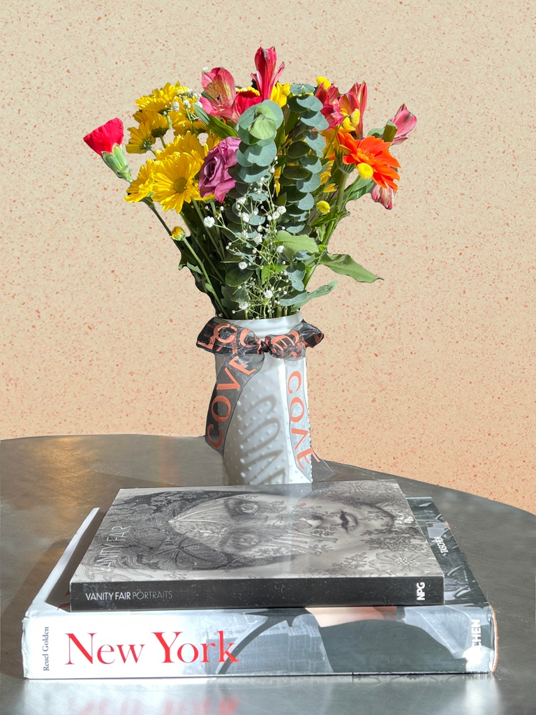 We absolutely LOVE flowers, but why not wrap them in a scent that will last for months past Mother's Day?! ⁠
⁠
Our Morgan Park Scented Ribbon is the perfect addition to any bouquet this Mother's Day (or any day!) 🌻⁠
.⁠

#homefragrance #scentedribbons #potpourri #diffuser