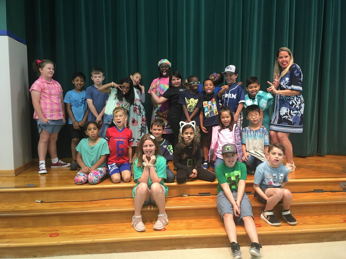 MrsDavisSBE2's tweet photo. We had an amazing 2nd Grade Poetry Recital today! I was so proud of our class! #SBEbrightfutures 💙🎤❤️ https://t.co/QtVMauaV5J