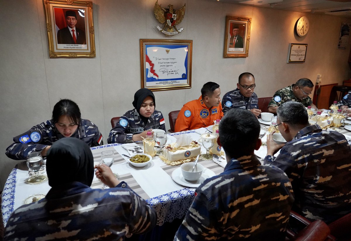 UNIFIL_'s tweet photo. #Ramadan at sea: away from home &amp; families, naval troops live aboard as one family.
👇On board of one of the five Maritime Task Force ships, #UNIFIL 🇮🇩peacekeepers break their fast and pray. During this holy month, our Muslim peacekeepers continue all their duties while fasting. https://t.co/1xSBc5e29x