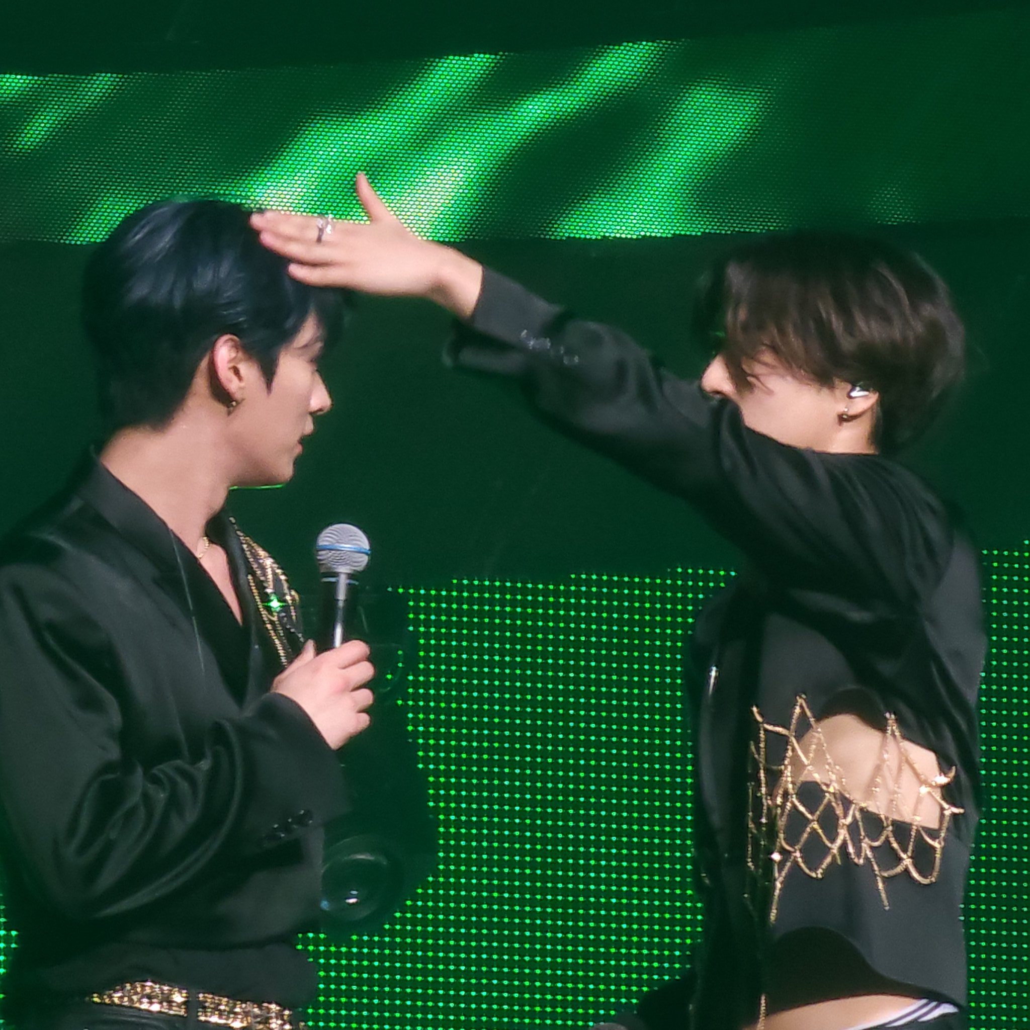 On Twitter the Head Pat Was So Cuuuute Like Patting A Kittnen on-twitter-the-head-pat-was-so-cuuuute-like-patting-a-kittnen