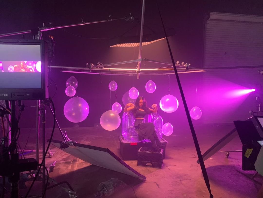 prolycht's tweet photo. Futuristic color, day light color. When you have more LED spectrum, you create accurate color to render, to bounce and to be captured. 
#color #cinematography 
#gaffer https://t.co/AxDlAz4DBB