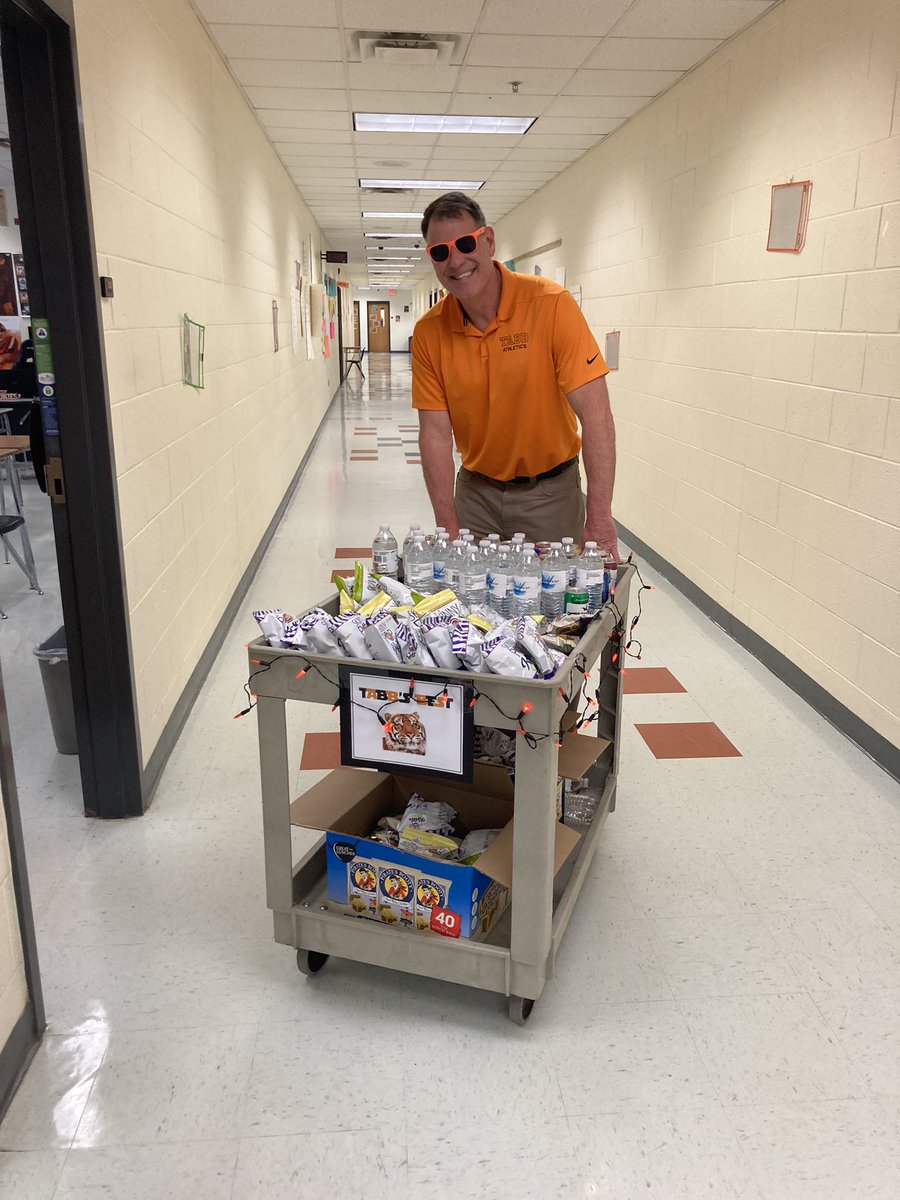 srawheattabbhs's tweet photo. Feeling appreciated by our principal who is starting Teacher Appreciation Week early by bringing around a 4th block beverage &amp; snack cart!!!! @RiceThatRuns @TabbHSTigers #totaltabb https://t.co/9EONemrL5K