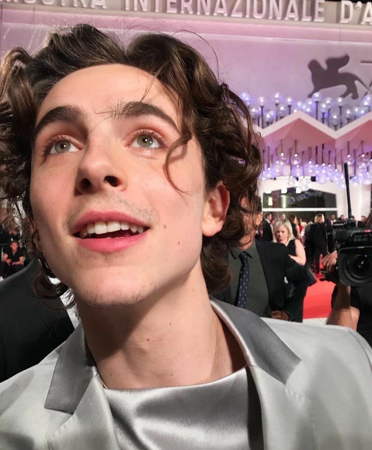 tchalfilms's tweet photo. your camera roll if timothée chalamet is your boyfriend; a long thread https://t.co/DO6gKuyqAX