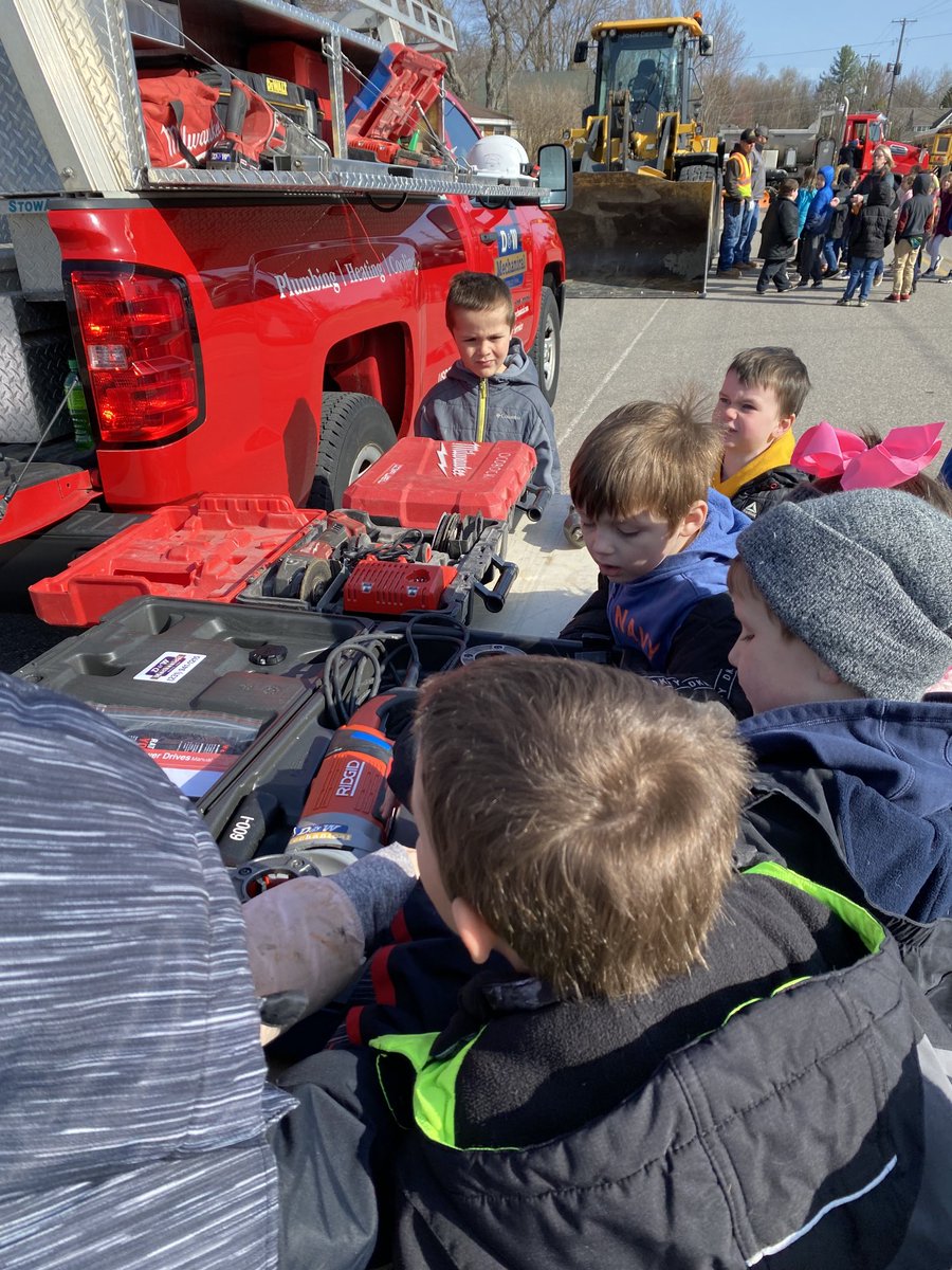 ShellyVM20's tweet photo. Thank you to all the drivers who brought vehicles for Jobs on Wheels and people who spent time sharing about their jobs with middle schoolers! The students learned about so many careers today!⁦@LowerMistem⁩ #KingsleyAreaSchools https://t.co/b2O5APRVnq
