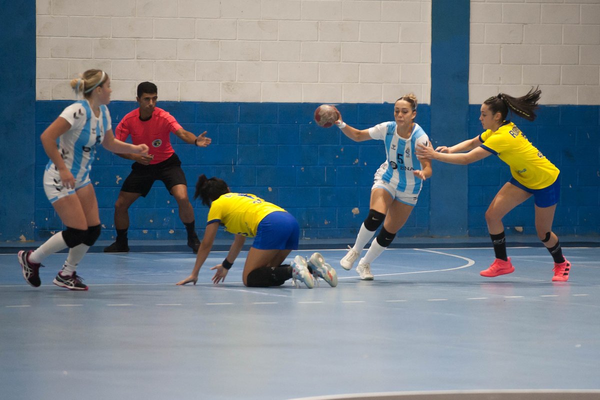 Siguen sin sacarse diferencias entre Argentina 🇦🇷 y Brasil 🇧🇷, en 15 minutos del segundo tiempo el marcador igualado en 20 goles. 

💻 <a href="/Fanatiztv/">Fanatiz</a>