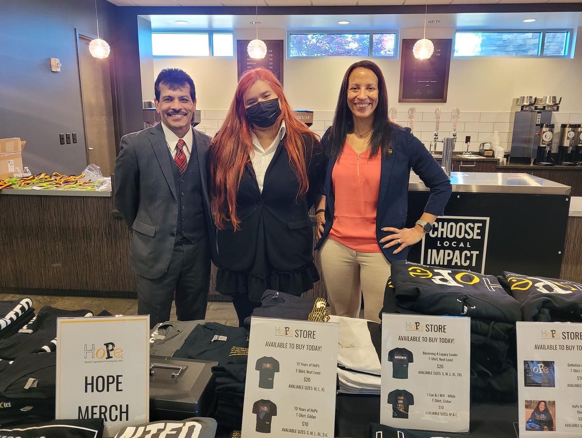 CrecerUPSers's tweet photo. #FBF To our Crecer #UPSers volunteering at the Inaugural HoPe Graduation which honored our 2022 #Hispanic graduates. Congratulations to all members and families on reaching a huge milestone!! 🥳🎉🎓@ihopestrong #HoPeFam #HoPeGraduation #LatinX https://t.co/P4IWU6TLDe