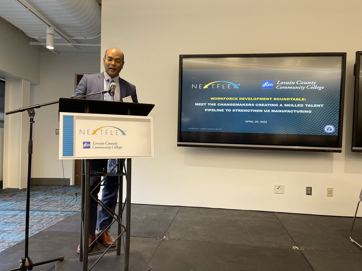 DDock88's tweet photo. My HS innovation team “Moon Belly” was invited to present at LCCC today to the U.S. Secretary of Labor &amp; the Deputy Director Dept. of Defense🎊 What an honor🏅🎖#nextflex #lccc #mystudentsrock https://t.co/SLeofD2rbv