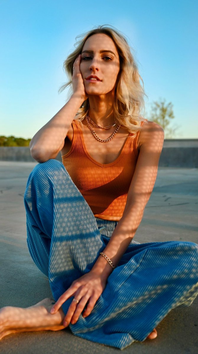 KalinaScheffel's tweet photo. Shadow of the day 🧡 https://t.co/ZSHqhzYyal