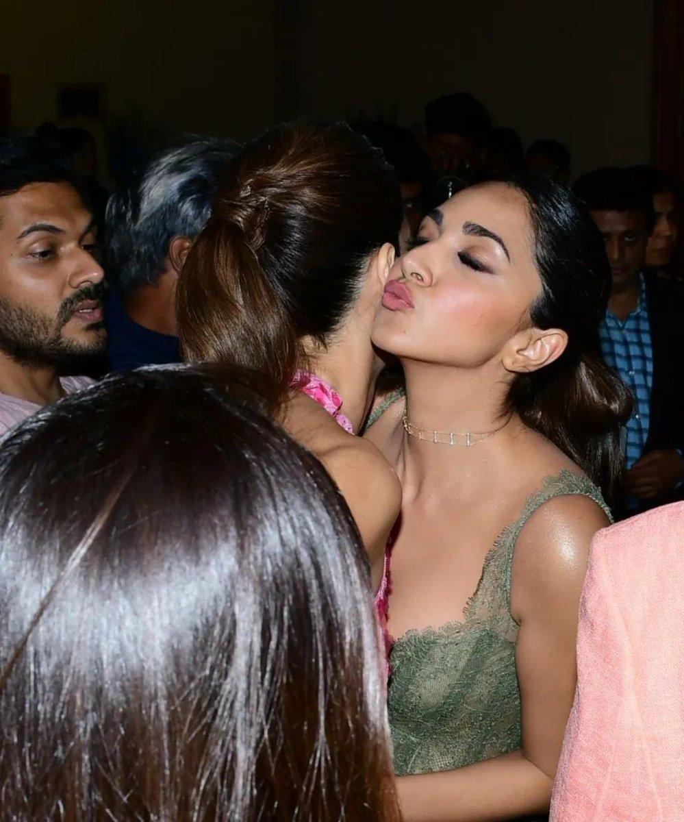 iSamarthX's tweet photo. Kiara Advani and Kriti Sanon. 🔥🥵 https://t.co/sTxtCdRzgk