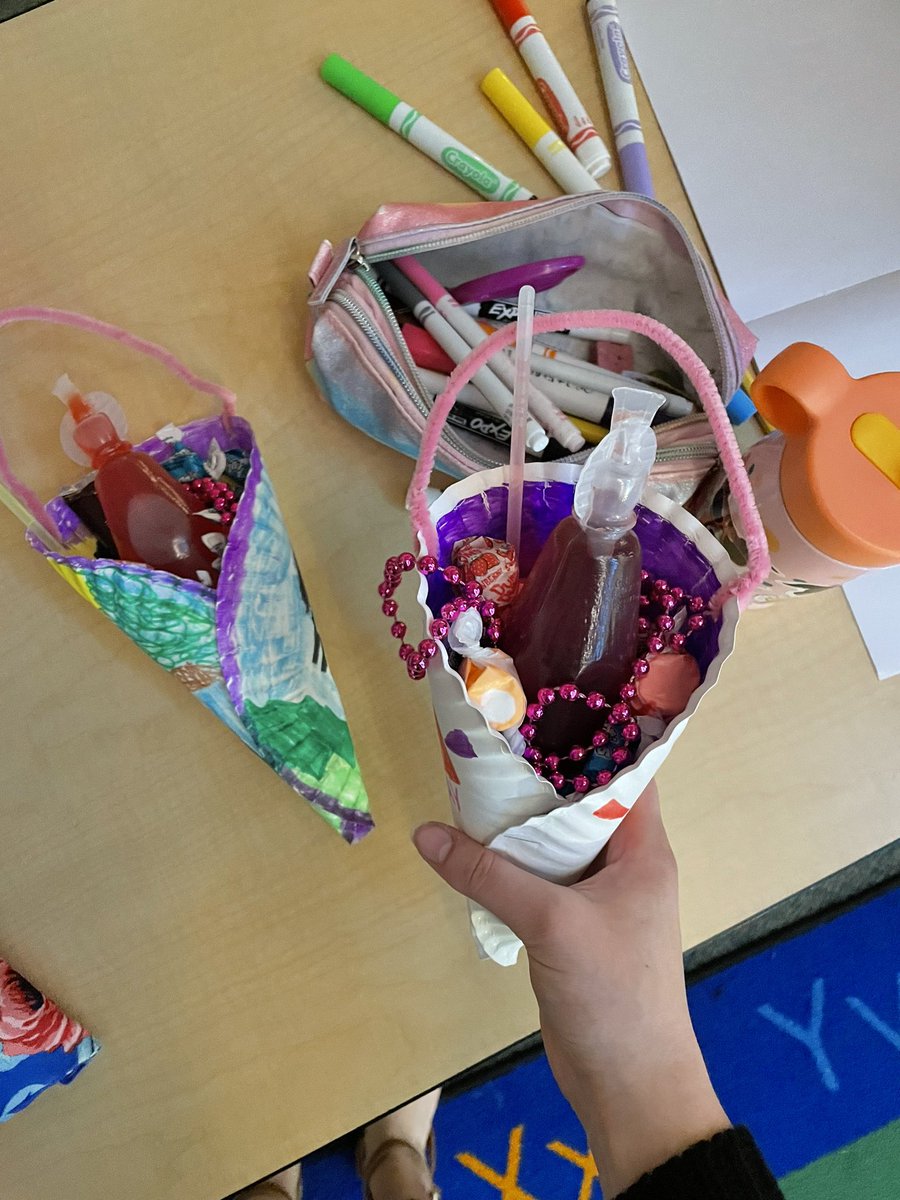 A little pre-May Day random act of kindness activity to wrap up Level lll's!! Such a fun activity with our first graders💐 <a href="/DSUteach/">DSU College of ED</a> <a href="/alyssa_smithsd/">Alyssa Smith</a>