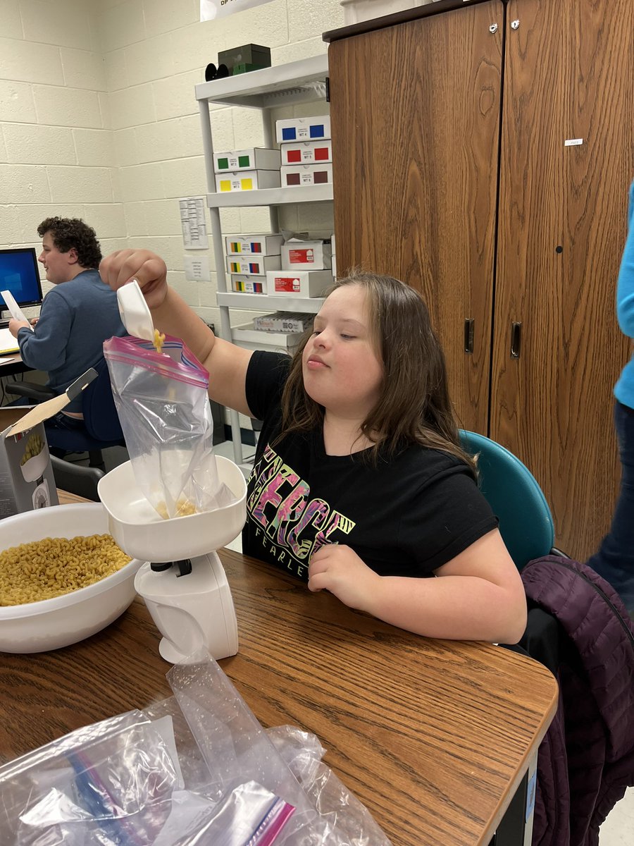 MrsDeneau's tweet photo. Our weekly visit to the PAES lab produced some hardworking kids measuring food weight, putting together widgets, recreating visual designs and a lesson with Allen wrenches. #wearelamphere @LamphereHS https://t.co/xMshKrAD0T