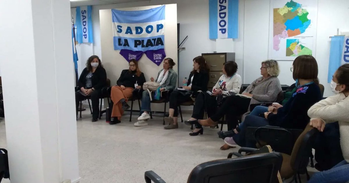 IntersindicalM's tweet photo. El día de ayer, la Intersindical de Mujeres La Plata, Berisso y Ensenada se reunió en la sede de SADOP La Plata con la Ministra de Trabajo de la Provincia, Mara Ruiz Malec para conversar y debatir sobre diferentes temáticas.
#MujeresSindicalistas https://t.co/Pr7Ejm2hYt