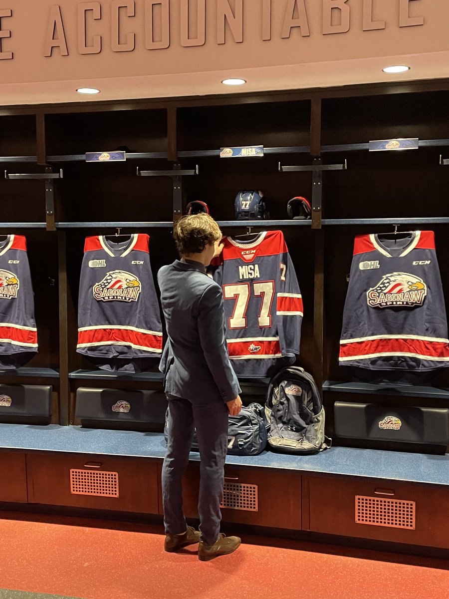 Goose_SagSpirit's tweet image. ⁦@SpiritHockey⁩ and ⁦@OHLHockey⁩ 1st overall admiring his new Saginaw Spirit Sweater and #77!  Great days ahead in Saginaw!