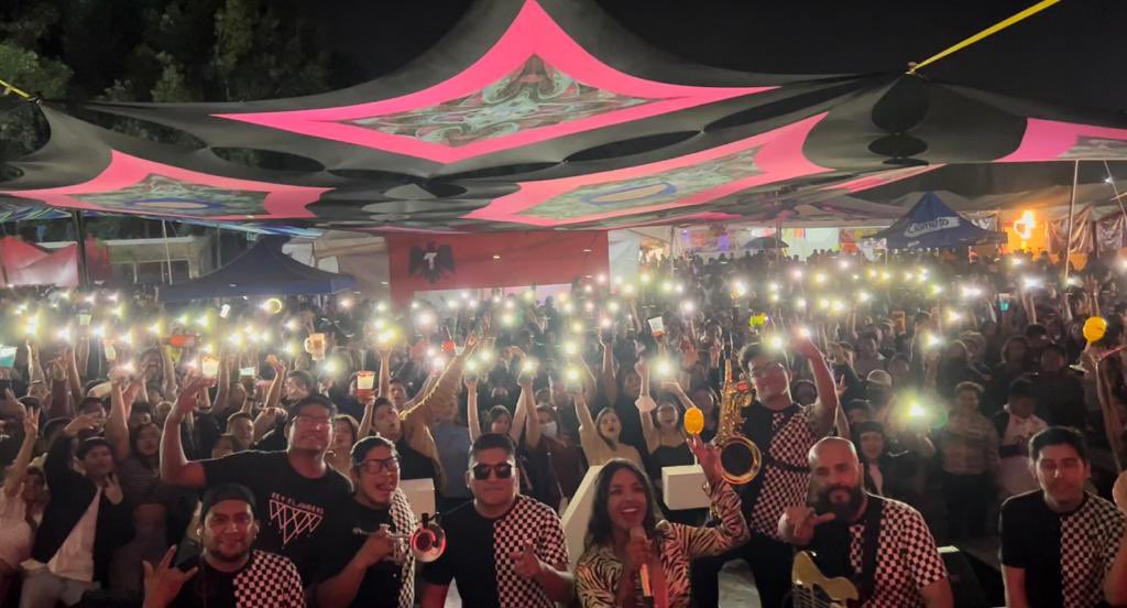 ReyFlanders1's tweet photo. Agradecemos a toda la banda que nos ha apoyado, y que quiere vernos abriéndole a Panteon Rococo en Feria de Puebla nos ayudarían mucho compartiendo este post ó etiquetando a la Feria de Puebla 2022 y poniendo el #ReyFlandersenlaFeriadePuebla2022 
¡Vamos a lograrlo bandita! 👑🤩❤️ https://t.co/gCzRBUT0u5