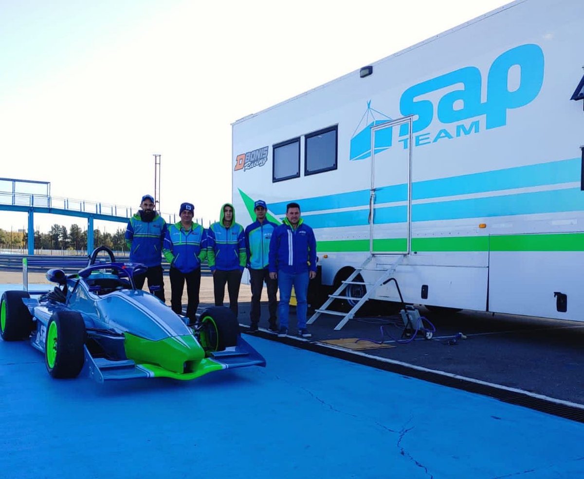 Jornada y charla sobre automovilismo con jóvenes del Colegio del Sol y Juan Manuel Guara. Presentes con uno de nuestros autos de fórmula pudimos disfrutar con ellos de este gran deporte que late en nuestra ciudad.
Gracias <a href="/AutodromoRos/">Autódromo Rosario</a> por la invitación, <a href="/Julio_Debonis/">Julio Debonis</a> y equipo.
