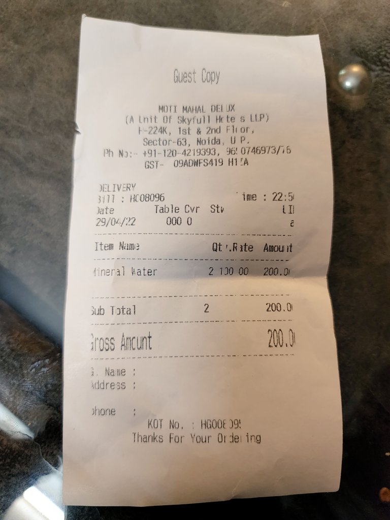 Ankit_Agg_107's tweet photo. Got a water bottle at 100 rupees fr 1 litre at Moti Mahal Deluxe in Noida. Cant blv i paid 100 rps for a water bottle in a country like India. 
And by the way its by a brand named "Taj Aqa"
#jagograhakjago
#consumerawareness
#taj 
#tajhotels
#fraud
#motimahal
#ConsumerProtection https://t.co/eeLuF0vkGH