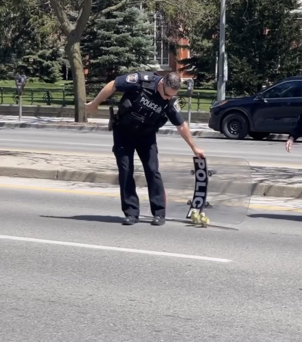 Let’s kick off the weekend with a feel good story! ☀️ Today a Londoner captured footage of one of our officers assisting some ducklings across a busy street. Thank you for capturing this moment! #LdnOnt #EverysingleDay 🦆