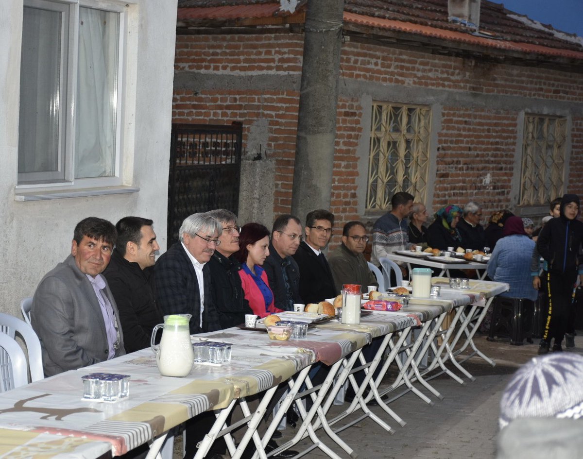 TC_ivrindi's tweet photo. Sayın Kaymakamımız Mevlana Kürkcü Belediye Başkanımız Sayın Yusuf Cengiz ile birlikte Topuzlar Mahallesi Muhtarı Abdullah Doğru’nun vermiş olduğu iftar programına katıldı. 
İftarın ardından köy kahvesine geçen Kaymakamımız ve Belediye Başkanımız vatandaşlarımızla sohbet etti. https://t.co/CaS1M7CMWY