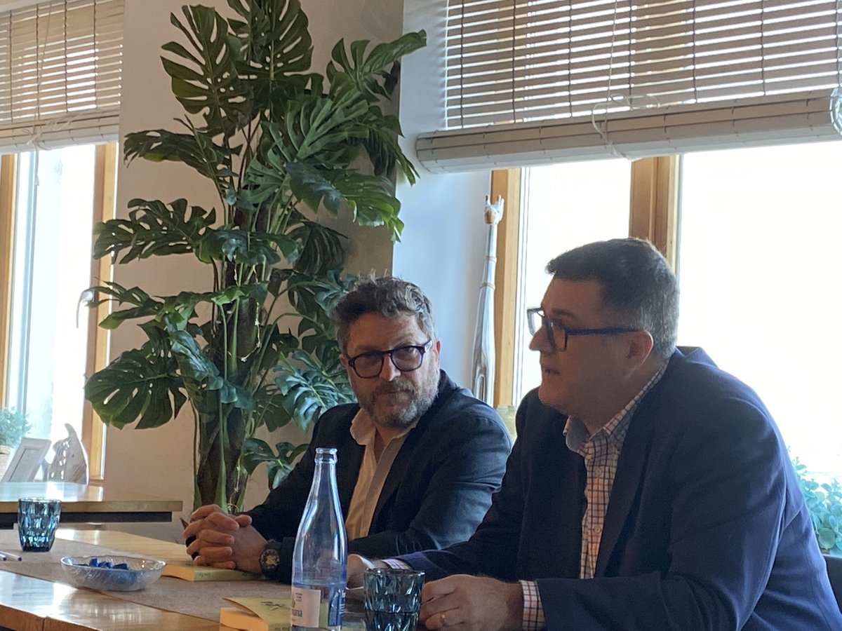 joancarlesfaus's tweet photo. @Joantur7 presenta X24, la seva última creació, de #Tívoli, amb la portada de Laia Martí, a @GloriaMarPiles, i amb la presència (programada?) de dofins a la #Mediterrània 😉😂 … llegiu, regaleu, recomaneu… https://t.co/550dNSp96L