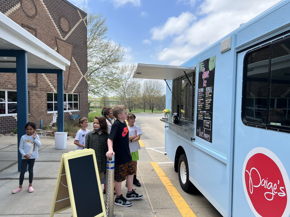 IVEThunderbirds's tweet photo. The rain stopped just in time for shaved ice! @BVEdFoundation #majorsaver https://t.co/UilS67w7Ur