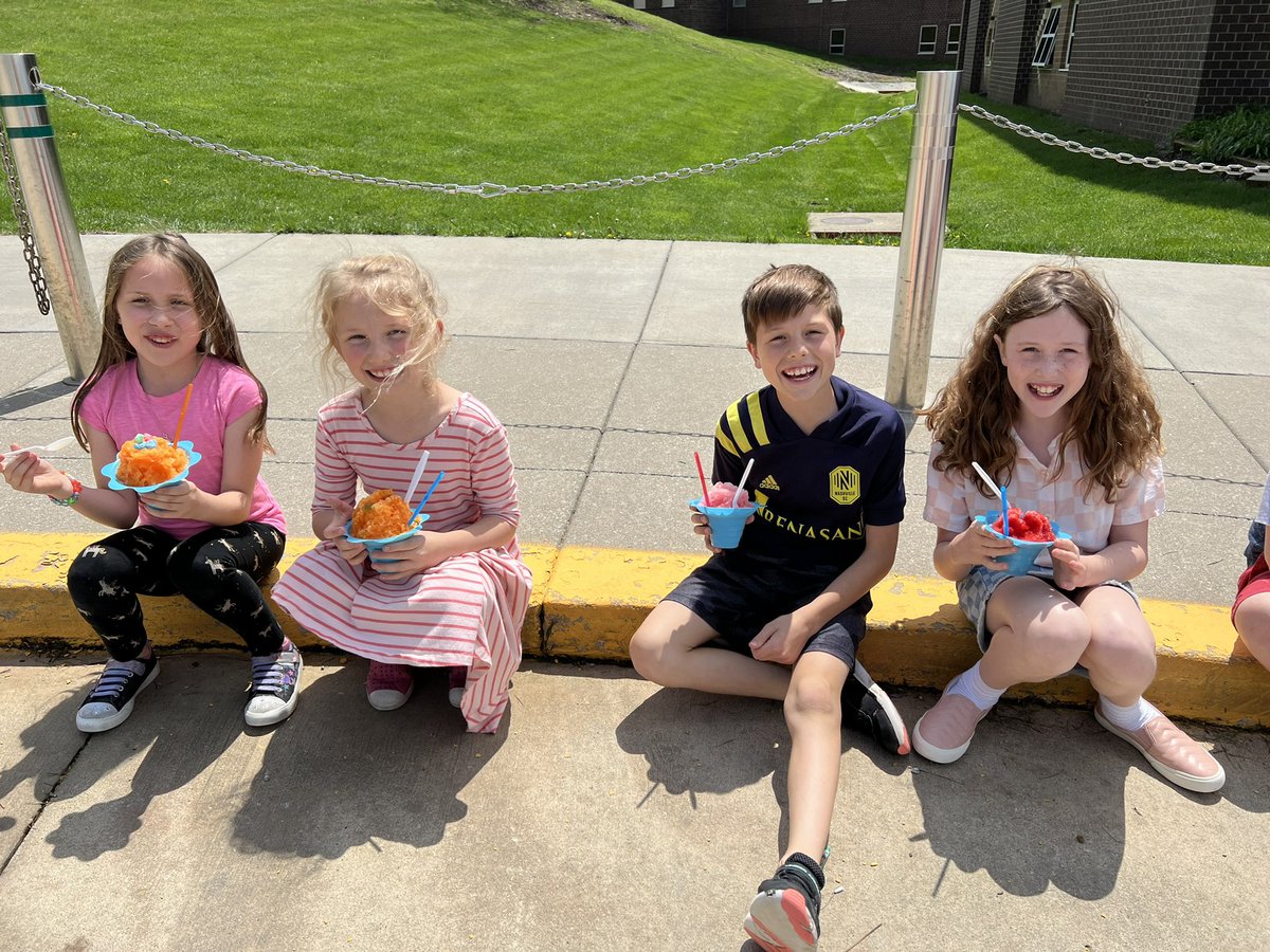 The rain stopped just in time for shaved ice! <a href="/BVEdFoundation/">Blue Valley Educational Foundation</a> #majorsaver