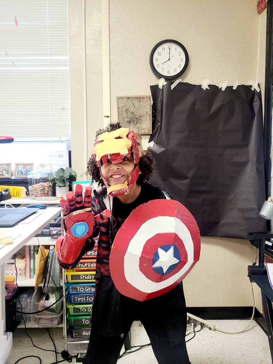 🦹🦸‍♂️ Room 203 had some cool visitors from the Marvel Universe‼️ (Iron Man/Captain America was an all DIY costume! @Makedo @dailystem @DrJacieMaslyk #STEAMmakers #STEMed #STEMeducation #Superheroes