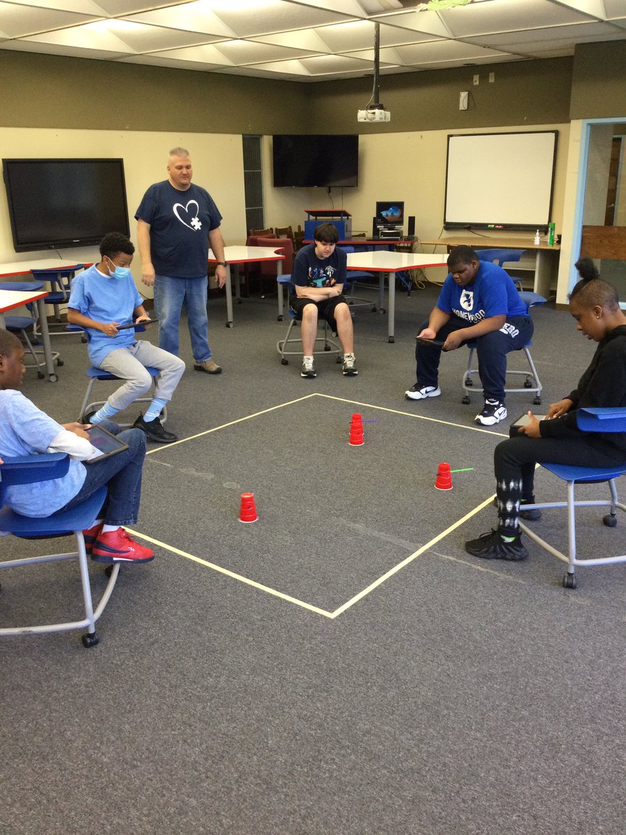 Today was our annual Day of Code! Students got to go to stations around the building and participate in various STEAM activities. Check out some pictures from the event! Stay tuned for more pictures of the event! 💙